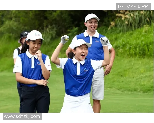 足球明星与爱人甜蜜拥抱瞬间展现幸福生活的美好画面