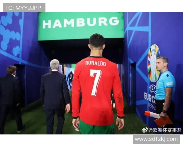 足球明星背影剪辑视频展现他们的风采与坚持的瞬间